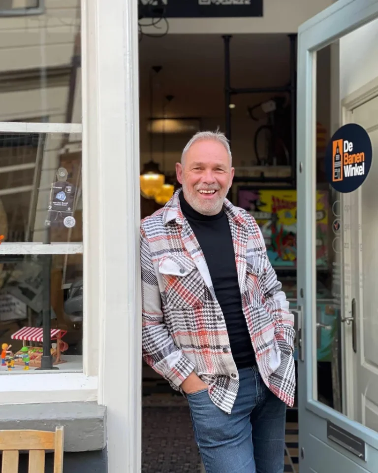 Wilfred-voor-de-winkel-819x1024